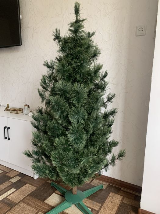 Елка Италия цвет под натуральную ель вместе с игрушками и гирляндами..