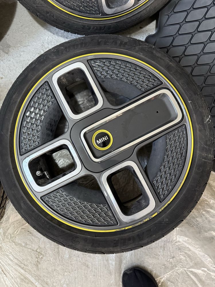 Mini SE Corona джанти с гуми 17”