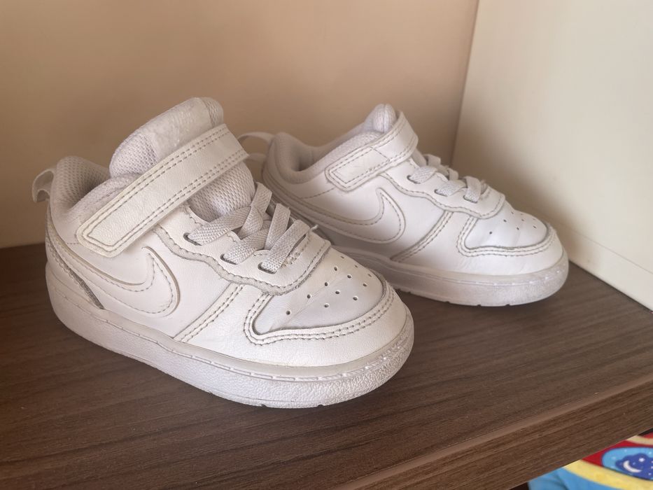 Бели спортни обувки Nike