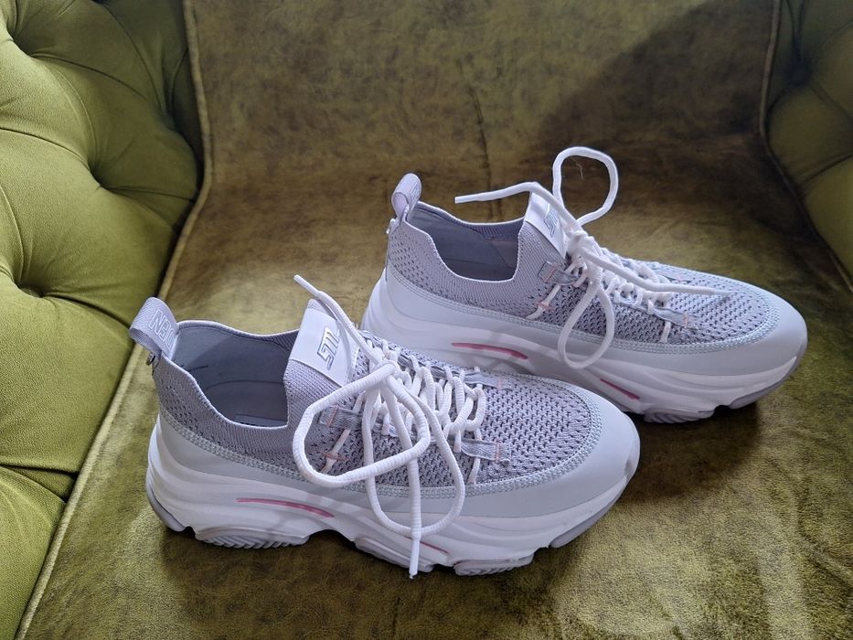 Adidasi marca Steve Madden