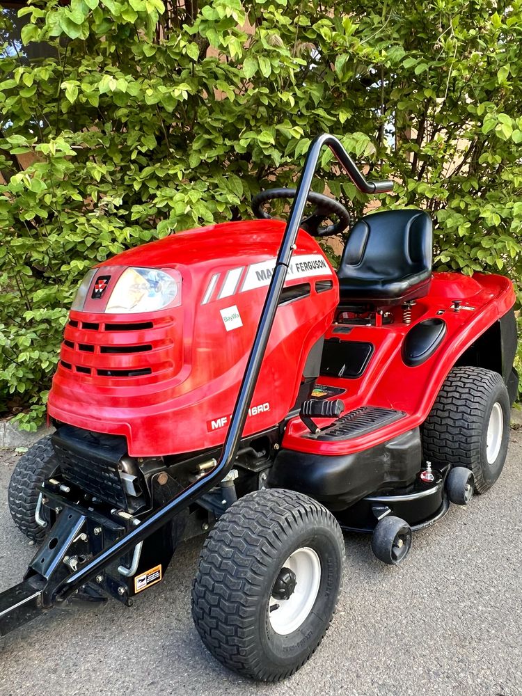 Tractoras de tuns iarba Massey Ferguson Kawasaki Funyirotraktor