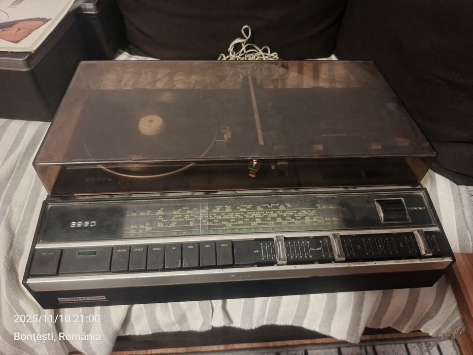 Radio vechi, cu pickup și casetofon