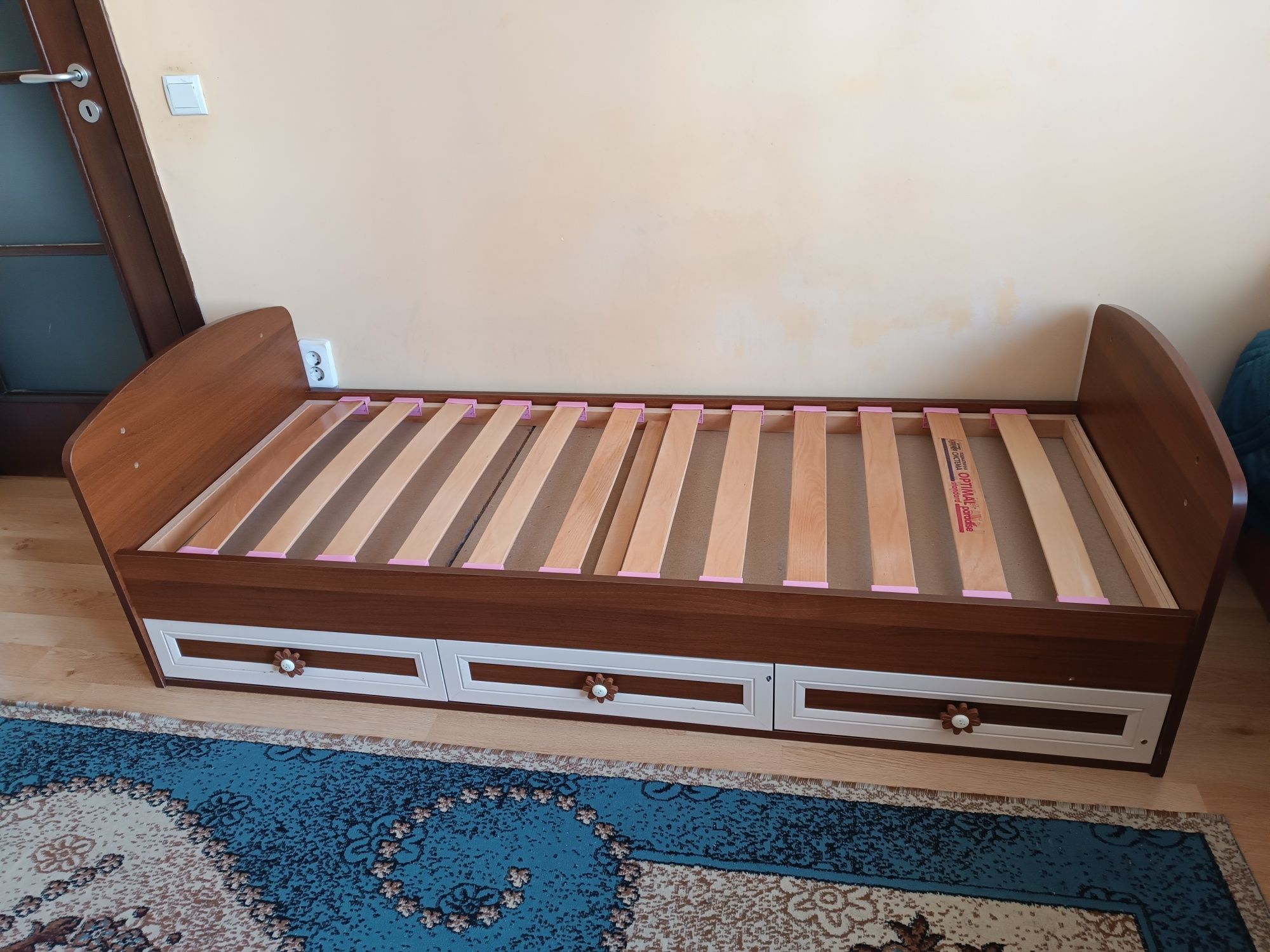 Легло с подматрачна рамка
