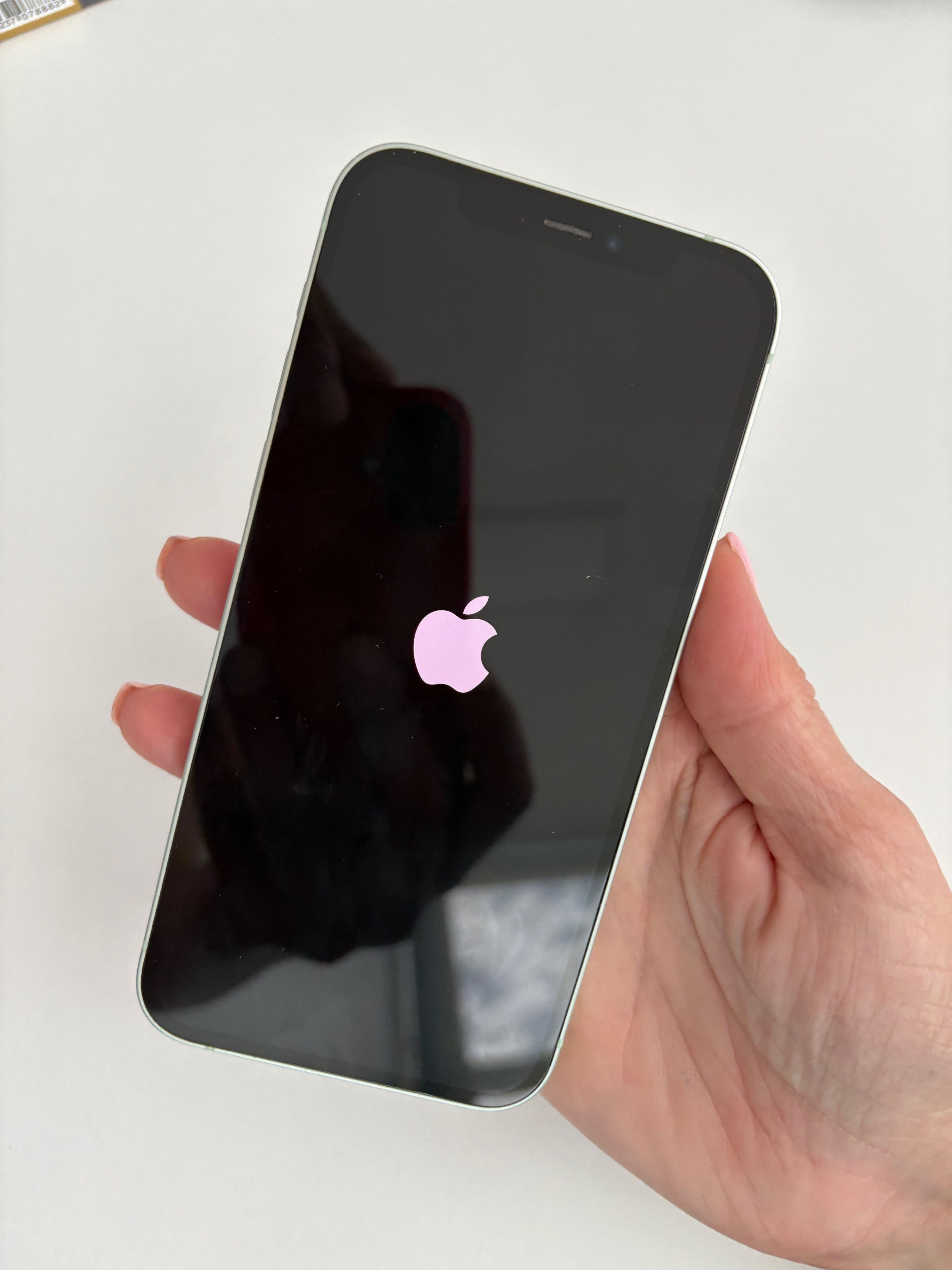 IPhone 12 128GB, протектор + калъфи