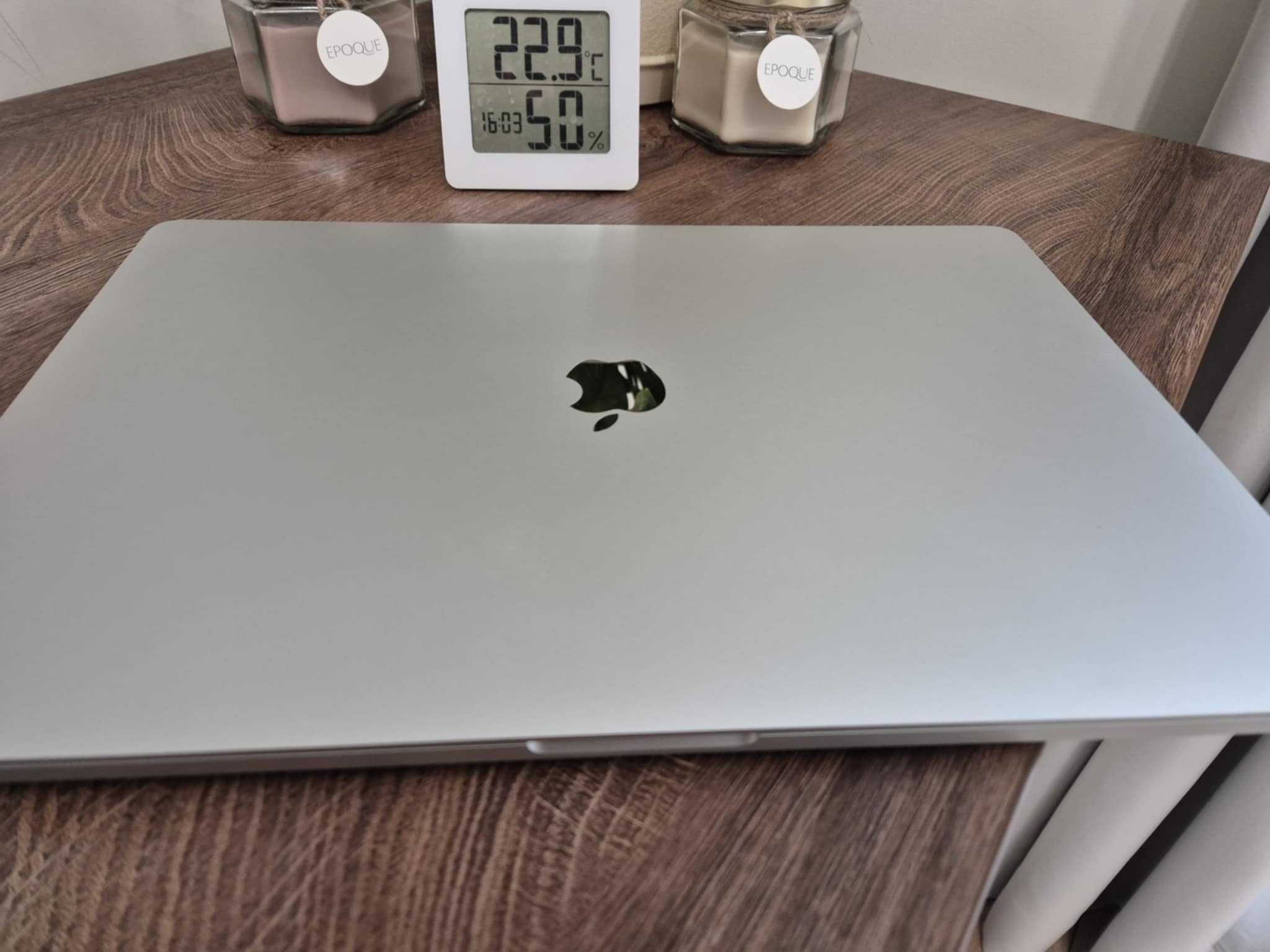 Лаптоп MacBook Pro сребрист 16-инча с Touch Bar