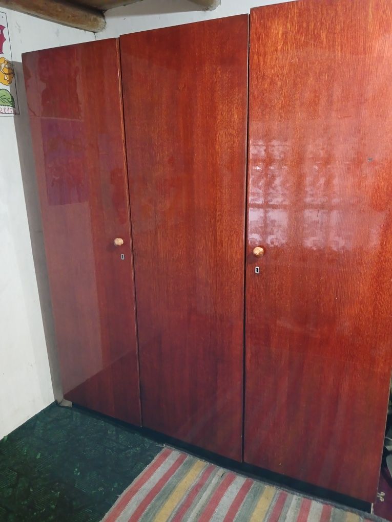 Baquvvat shkaf divan sotiladi