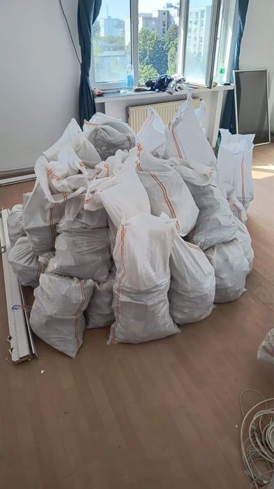 Evacuari moloz gunoi/moloz la sac/oamenii la incarcat/bucuresti/ilfov