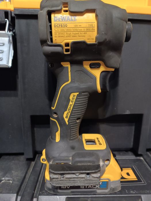 Импакта DeWalt DCF 850