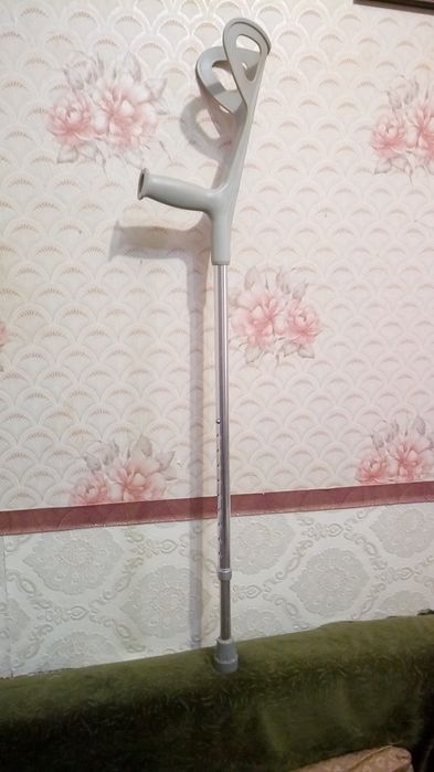 Костыль новый.серого цвета