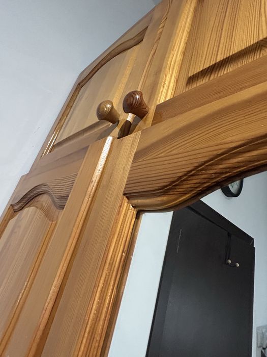 Гардероб + шкаф от масивно дърво – комплект 550 лв