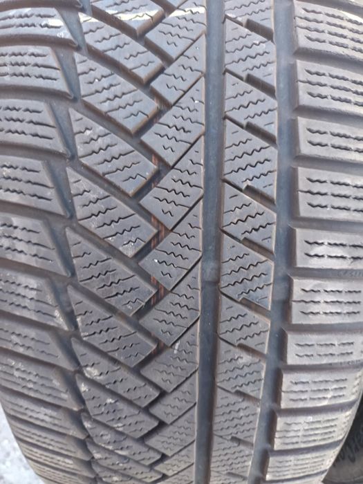 245/45/18 2броя Continental.Гумите са в перфектно състояние,без лепенк