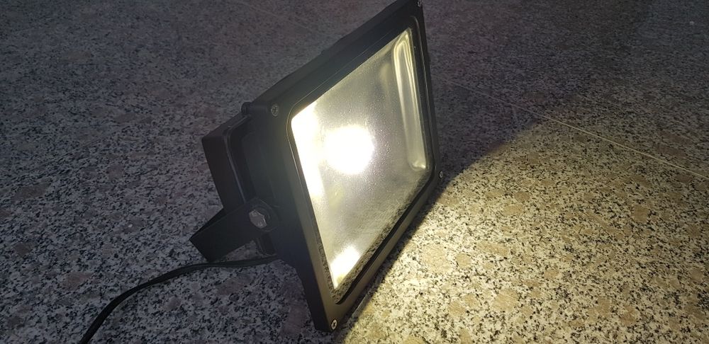 Proiector LED , poate fi folosit la interior sau exterior.