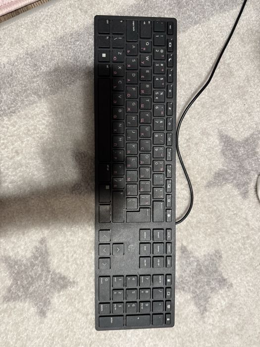 Компютър,екран,клавиатура и тонколони