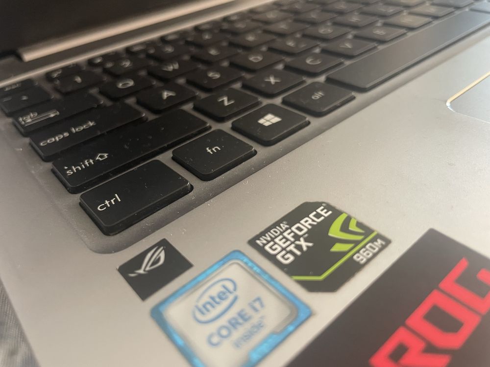 Лаптоп (ASUS ROG) подходящ за лек гейминг и обработка.