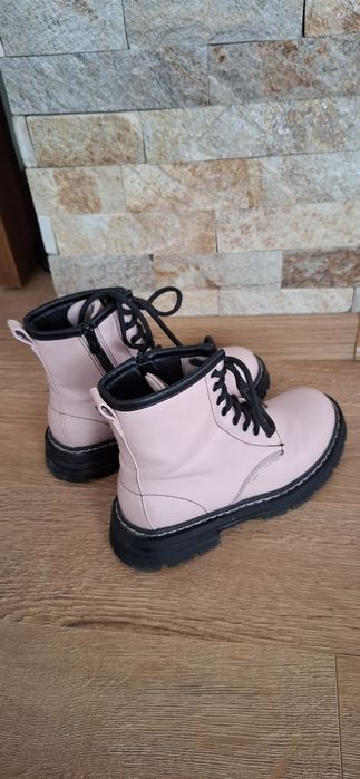 Детски боти номер: 35. Обуванани 2- 3 пъти. В отлично състояние.