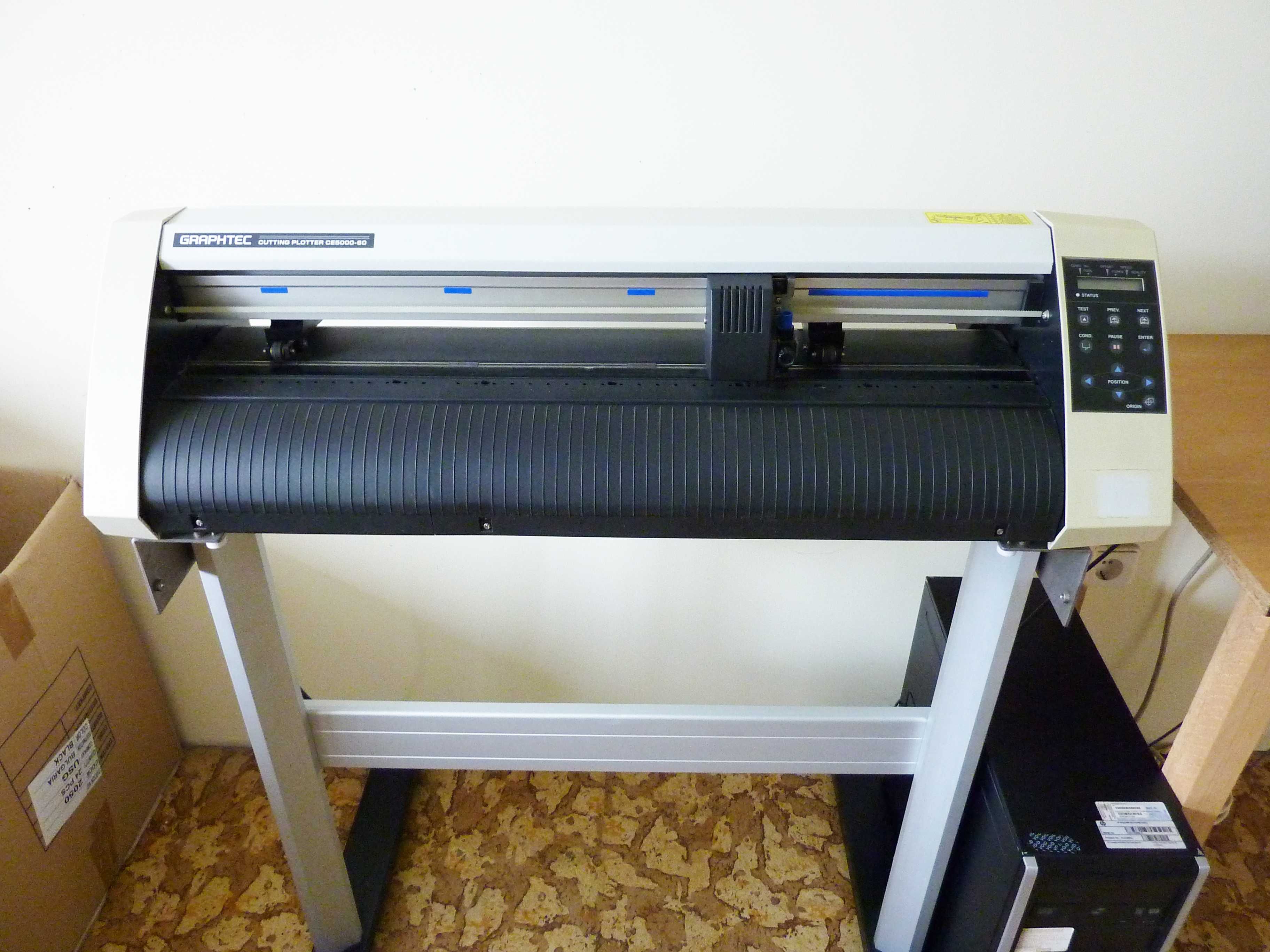 Режещ плотер GRAPHTEC CE5000 - 60 с работен компютър и термопреса.