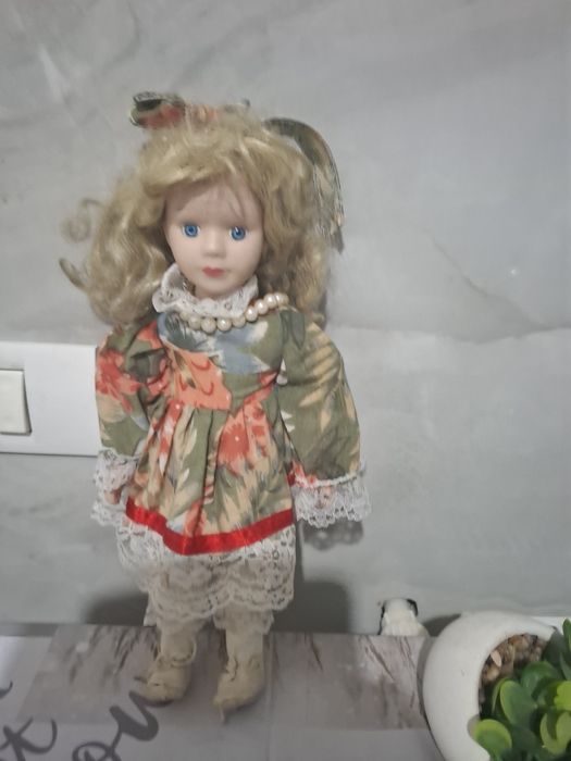 Papusa porțelan 35 cm inaltime 50 cm