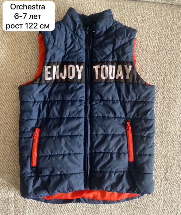 Фирменые жилеты и демесезоные курточки.