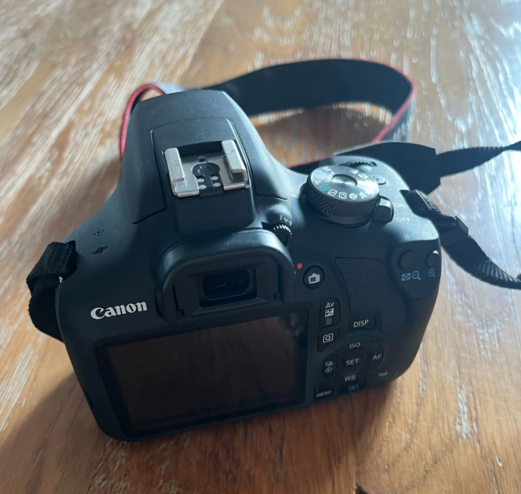 Canon EOS 2000D + Obiectiv 18-55mm – Stare impecabilă