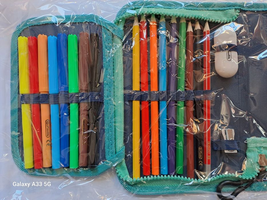 Vând penar echipat cu 26 piese marca Herlitz.
Penarul este nou, sigila