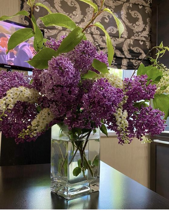 Римская штора с конструкцией и две дорожки  на стол.