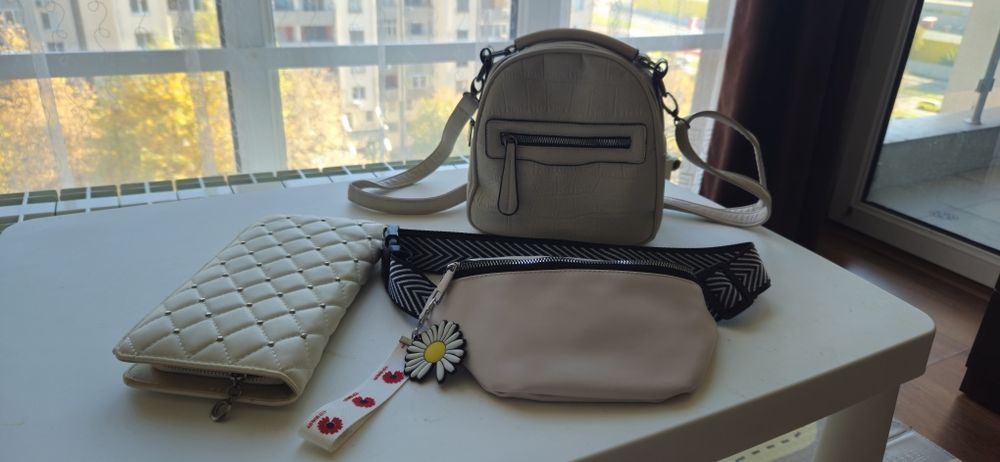 Светли чанти с малки забележки