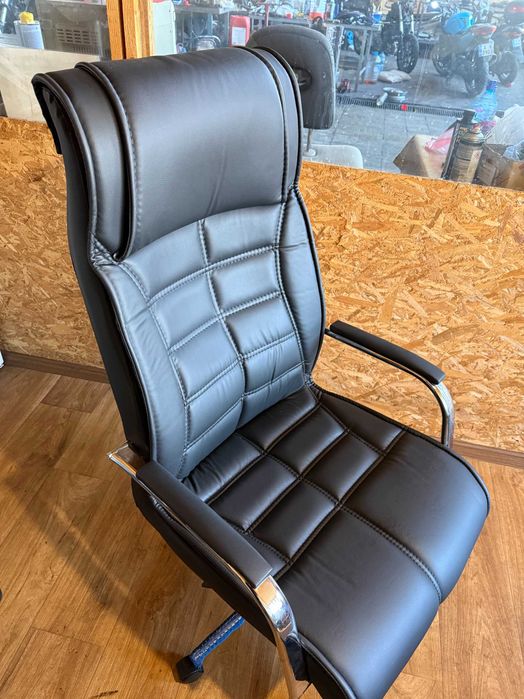 офис стол НОВ изпращам с куриер