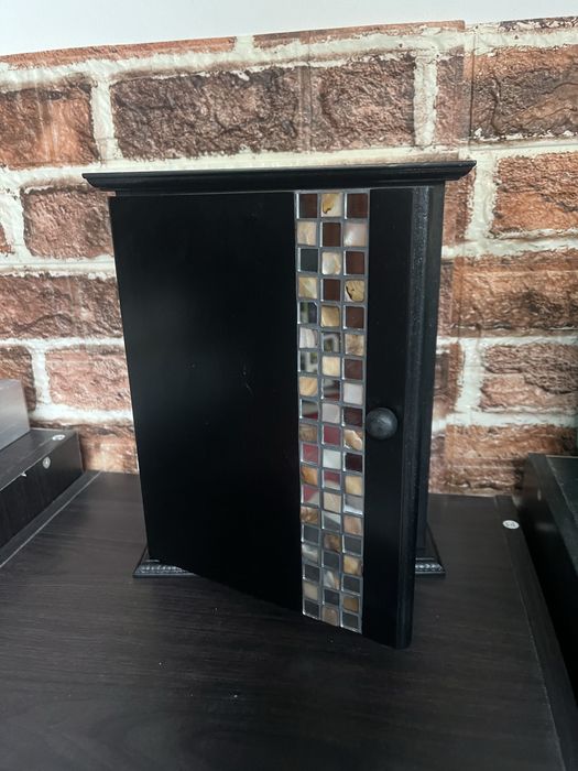 Cutie penttu chei din lemn cu strasuri