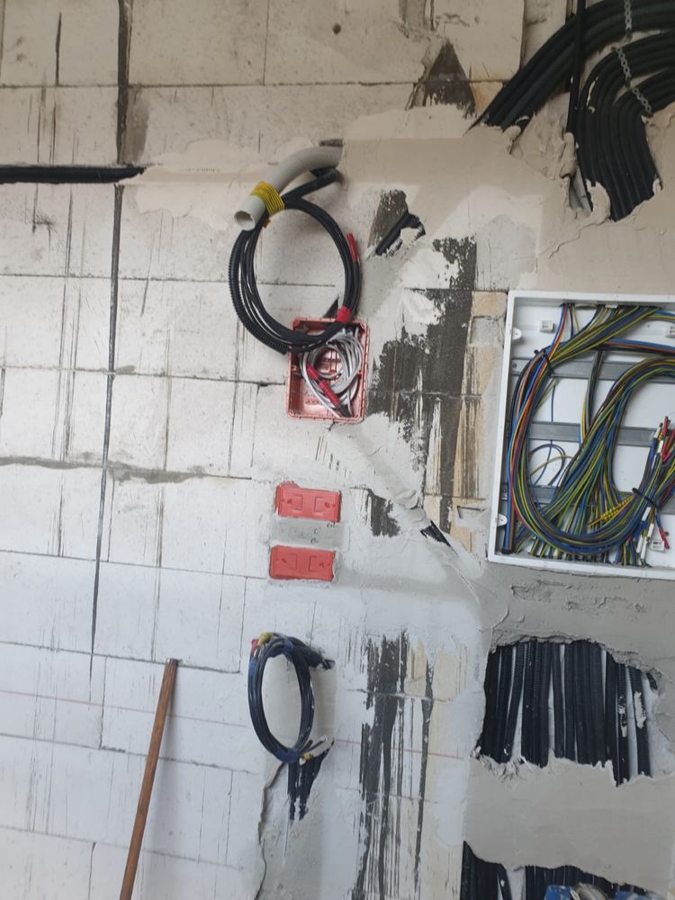 Electrician execut instalatii electrice