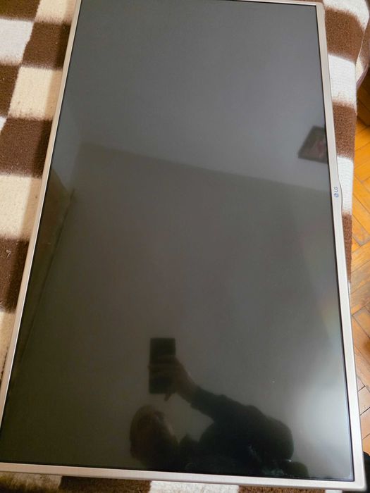 Телевизор LG 43 инча + стойка