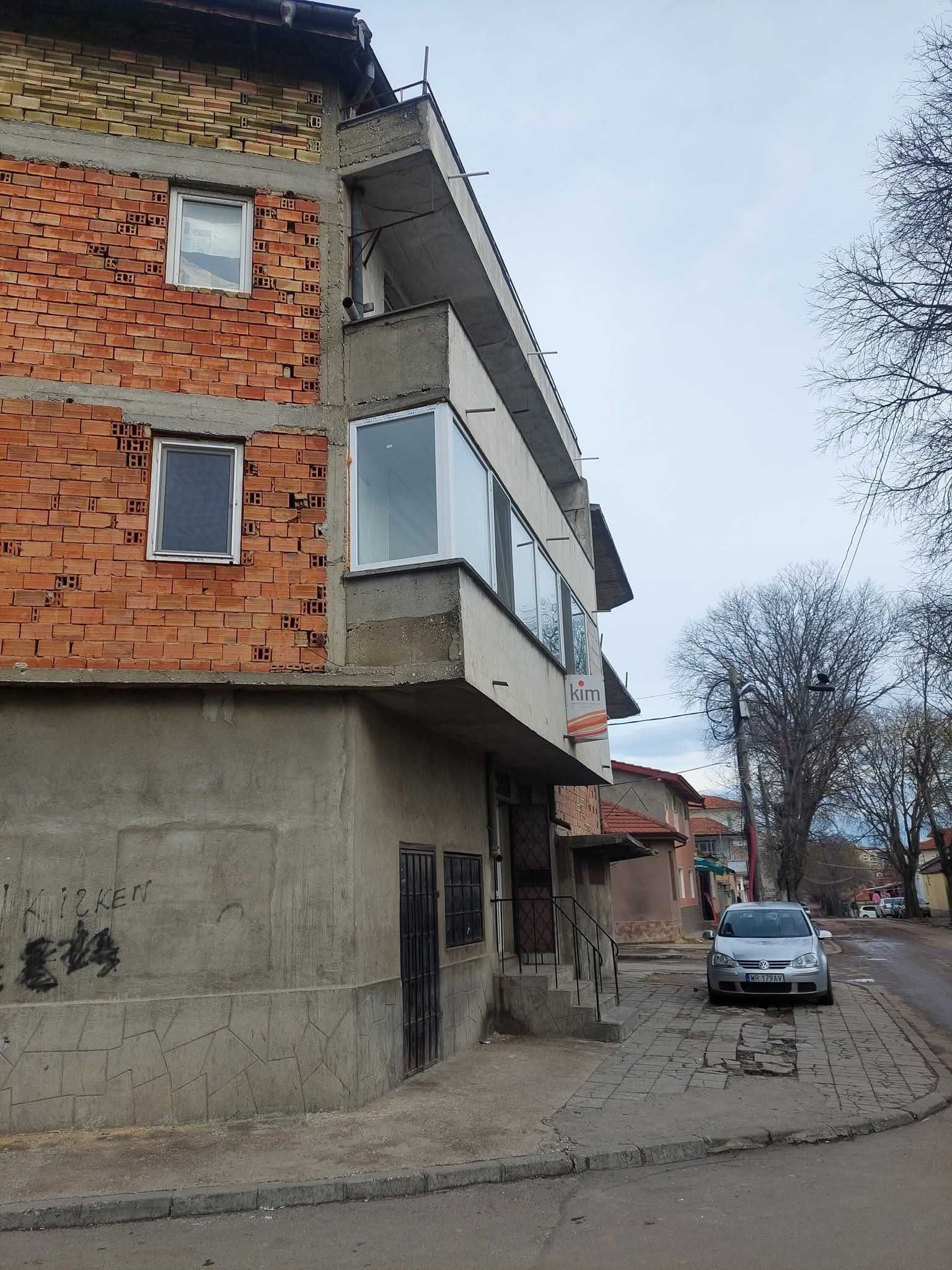 Триетажна жилищна сграда