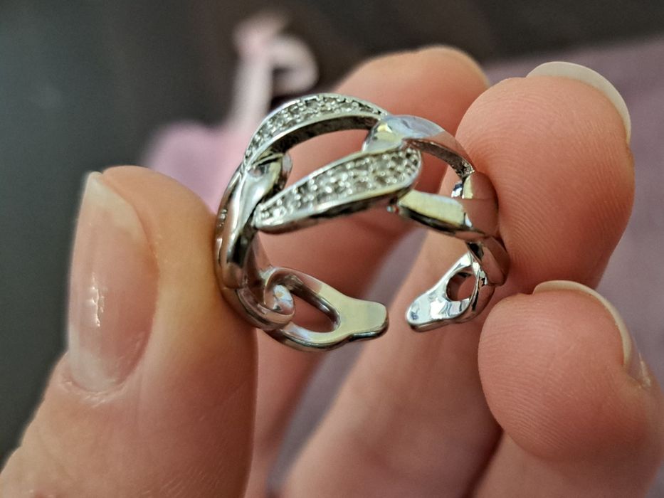 Нов регулиращ се пръстен с кристали.