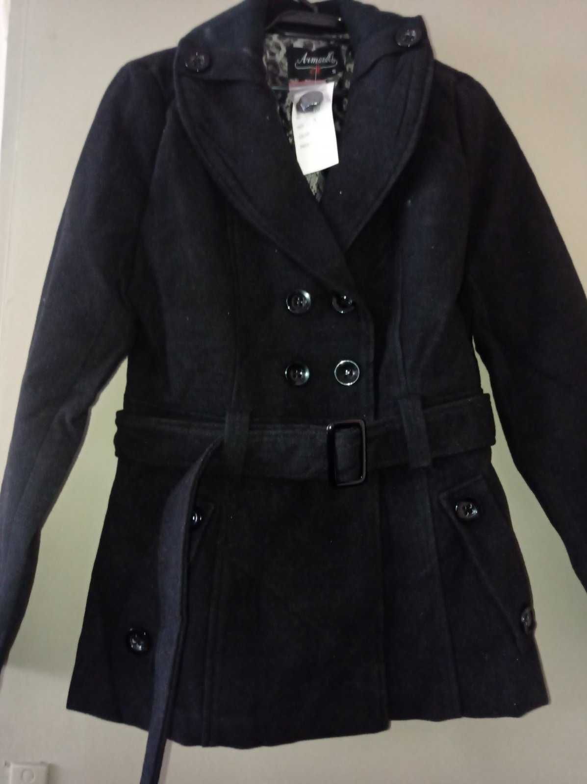 Продавам ново черно късо палто