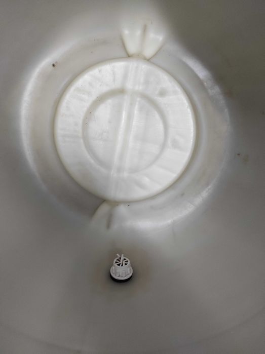 Два пластмасови бидона с канелки, по-голям и по-малък