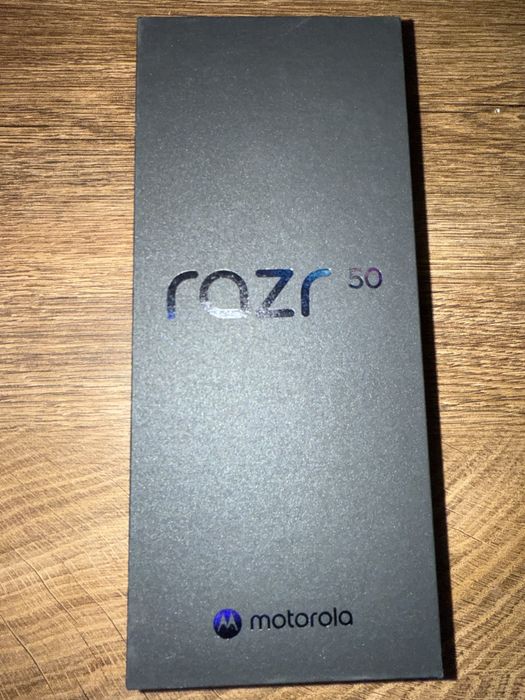 Motorola Razr 50 с гаранция