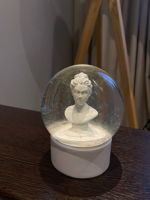 Снежно кълбо с Венера