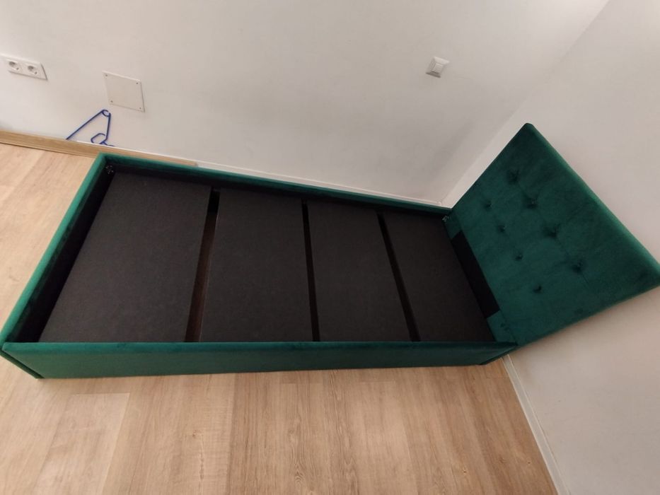 Vând pat tapițat din catifea verde smarald 90/200