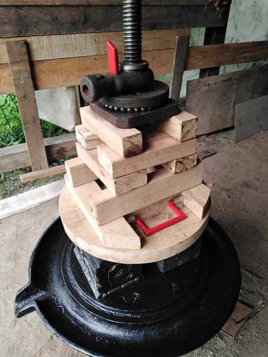 Vând presă de struguri