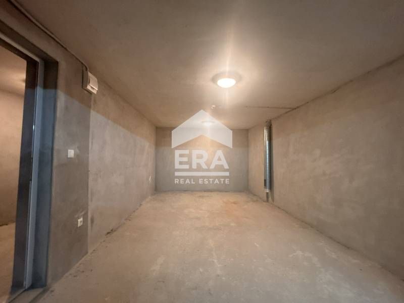 Подземен гараж за продажба, със собствен склад, в нова тухлена сграда,