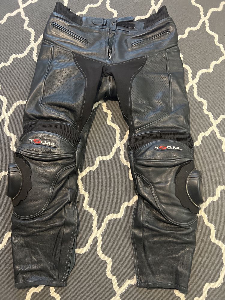 Vand pantaloni de piele moto racing in stare foarte buna