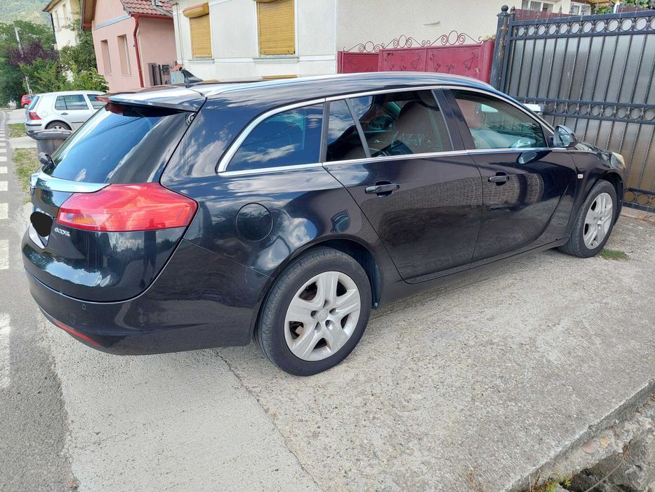 Vând Opel Insignia 2.0 CDTI Sports Tourer 2012