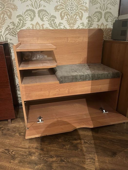 продам мебель (советский стол, тумба)