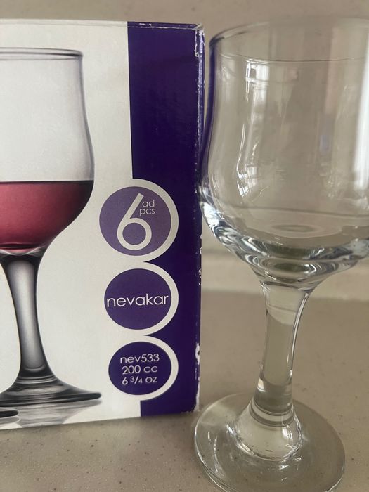 Продам :  6 фужеров, 2 графина и 4 сервировочных коврика