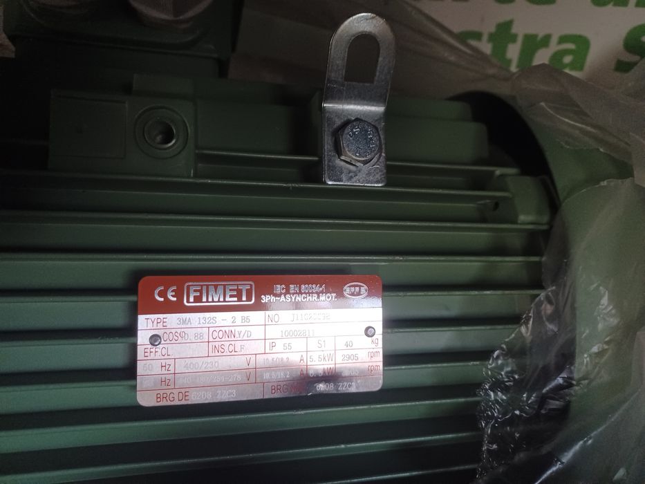 Vând diferite motoare, pompe ,pompe vacuum, macarale