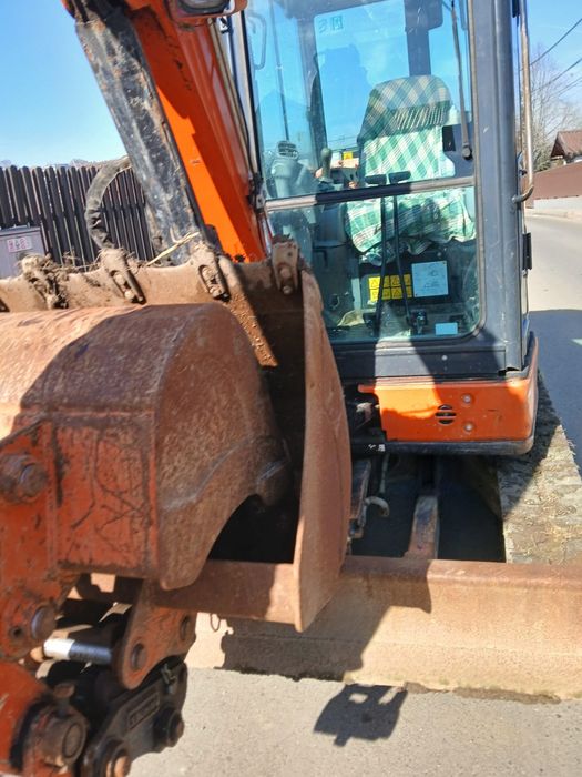 Închiriez excavator și man de 7.5