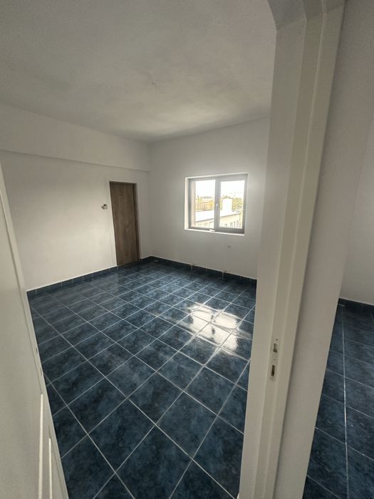 Cladire spatii birouri si apartamente plus teren 10000 mp de vamzare