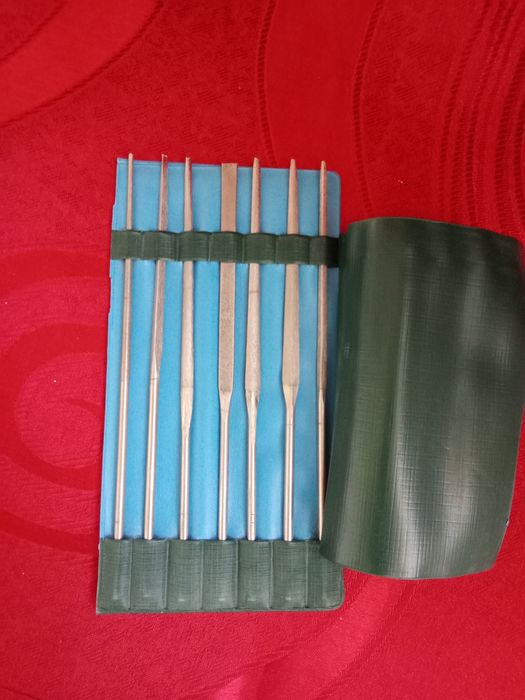 Уровень , ножницы Зингер , надфиля алмазные  , тиски СССР