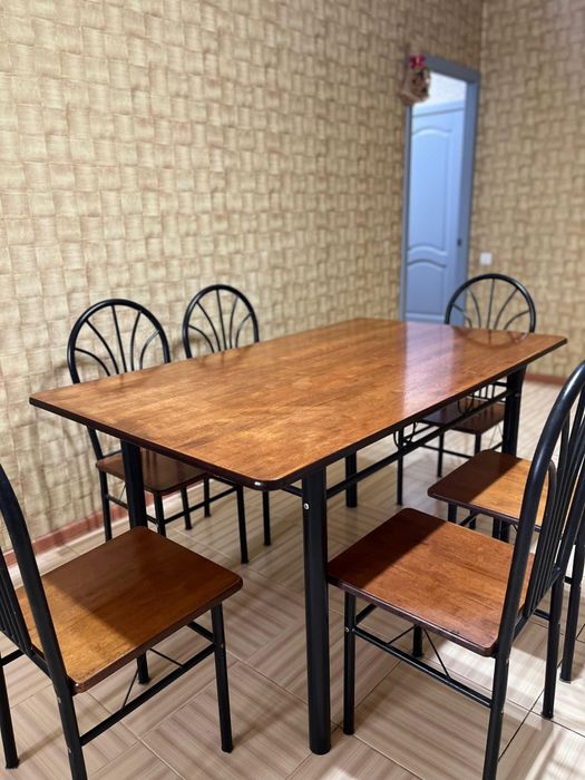 Продам стол и стулья 6 шт.