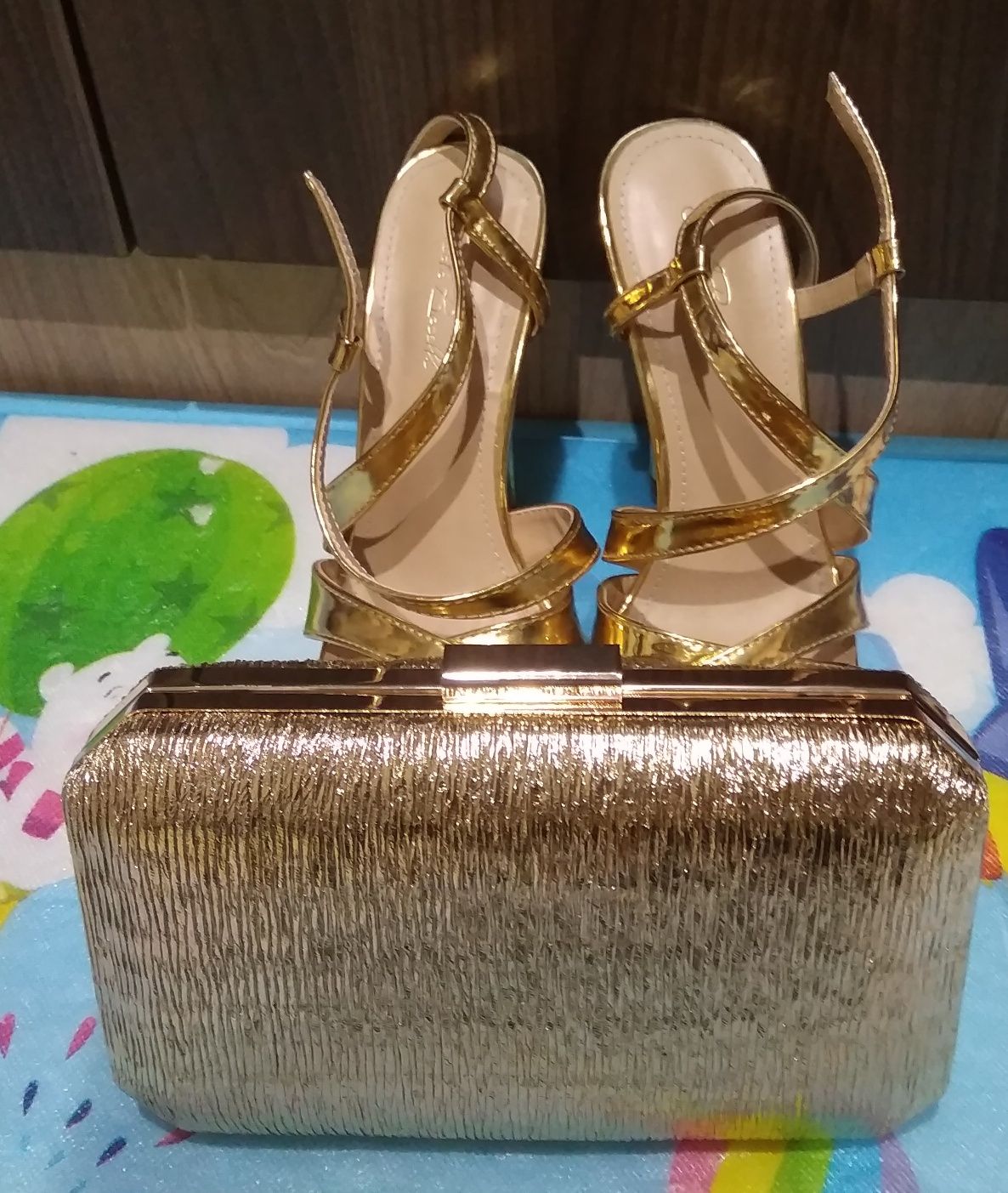 Комплект елегантни сандали с чантичка