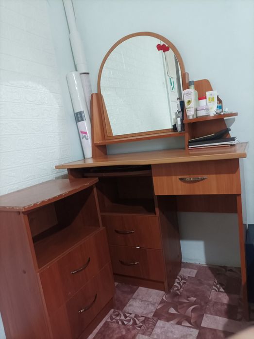 Туалетный столик с двумя тумбочками